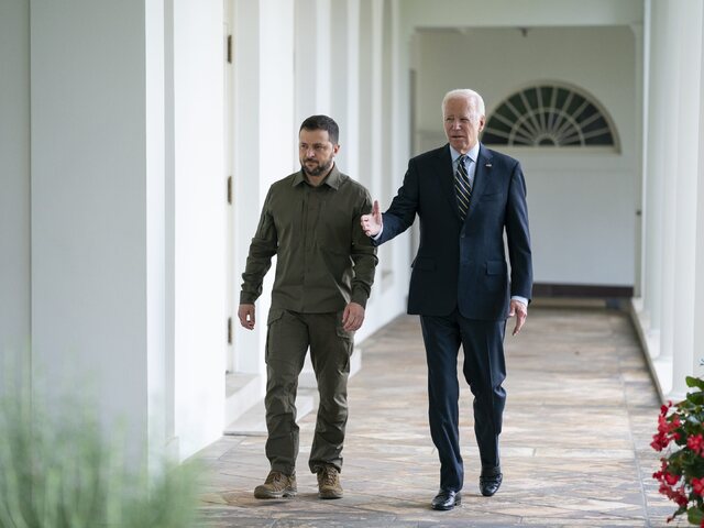 Biden schválil ďalšiu pomoc pre Ukrajinu. Rokoval so Zelenským, ktorý diskusiu označil za konštruktívnu