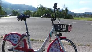 Zdieľané bicykle boli pohodené mimo stojanov. Správca preto zvýšil poplatky, no narazil na kritiku