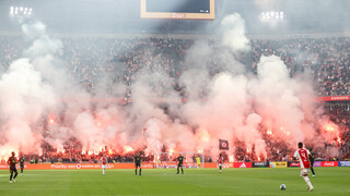 Vyčíňanie fanúšikov prerušilo duel medzi Ajaxom a Feyenoordom. Amsterdamský klub nezažíva dobrý štart sezóny, priaznivci sa búria
