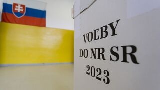 V obci v okrese Zlaté Moravce zasahovala polícia. Agresívny muž poškodil volebnú urnu