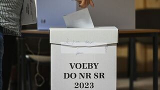 Pred volebnou miestnosťou zomrel po kolapse volič. Hlasovanie predĺžili