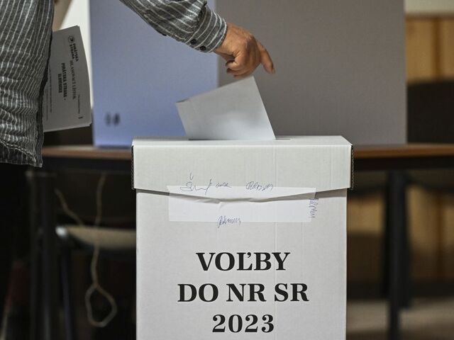 Pred volebnou miestnosťou zomrel po kolapse volič. Hlasovanie predĺžili