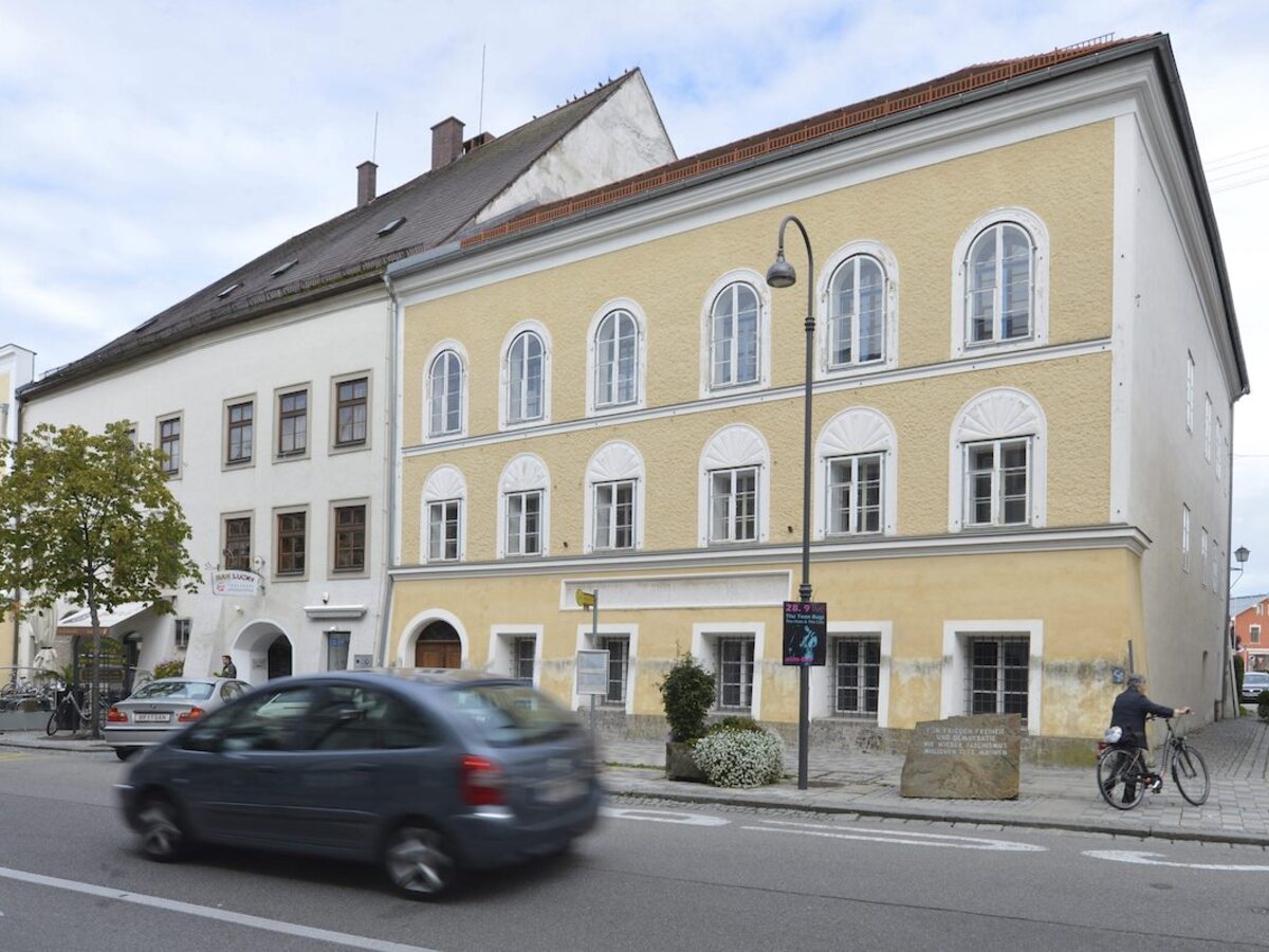 Austria_Hitler_s_Birthplace712988.jpg