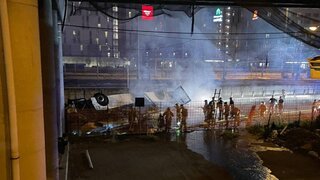 V Taliansku sa zrútil z nadjazdu autobus. Tragédia si vyžiadala najmenej 21 mŕtvych, vrátane detí