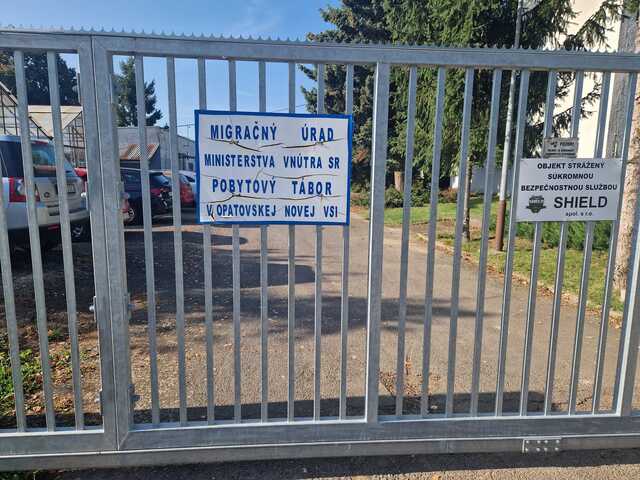 Z Veľkého Krtíša do Opatovskej Novej Vsi. Migranti čakajú v tábore na okraji obce