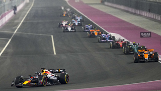Verstappen dosiahol štrnáste víťazstvo v sezóne. Na pódiu ho doplnili jazdci McLarenu