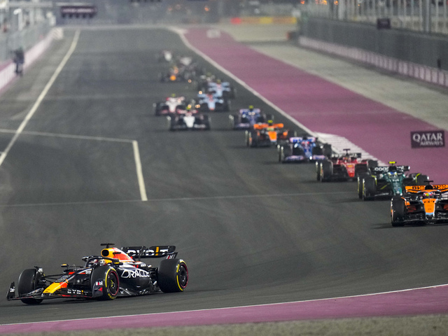 Verstappen dosiahol štrnáste víťazstvo v sezóne. Na pódiu ho doplnili jazdci McLarenu