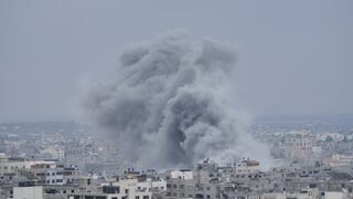 Izrael spustil vlnu leteckých útokov na Pásmo Gazy. Na mieste sa stále nachádzajú Slováci, Hamas sa vyhráža zabitím rukojemníkov