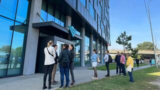 Pred predstavením nového vedenia Všeobecnej poisťovni sa spustil alarm. Ľudia museli opustiť budovu