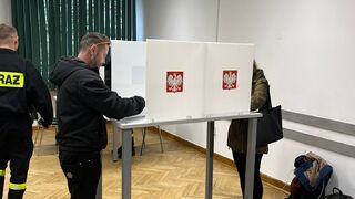 Poľsko: Prvé odhady z exit pollu. Voľby by vyhrala vládna strana Právo a spravodlivosť