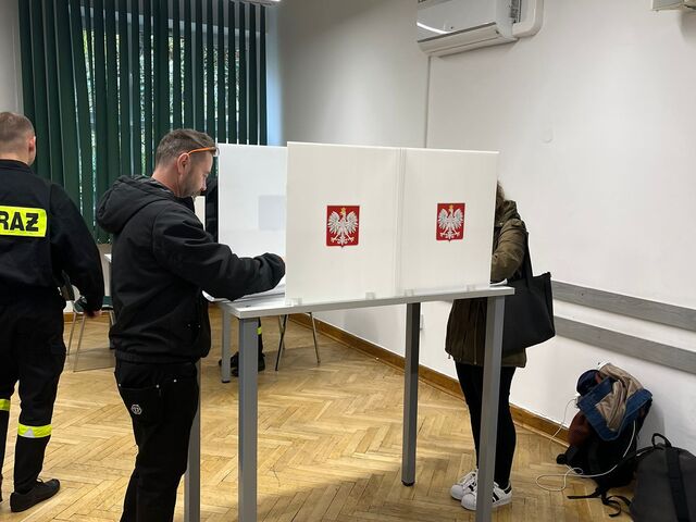 Poľsko: Prvé odhady z exit pollu. Voľby by vyhrala vládna strana Právo a spravodlivosť