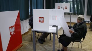 V Poľsku sa črtá zmena. Po exit polloch má šancu zostaviť vládu skôr opozícia