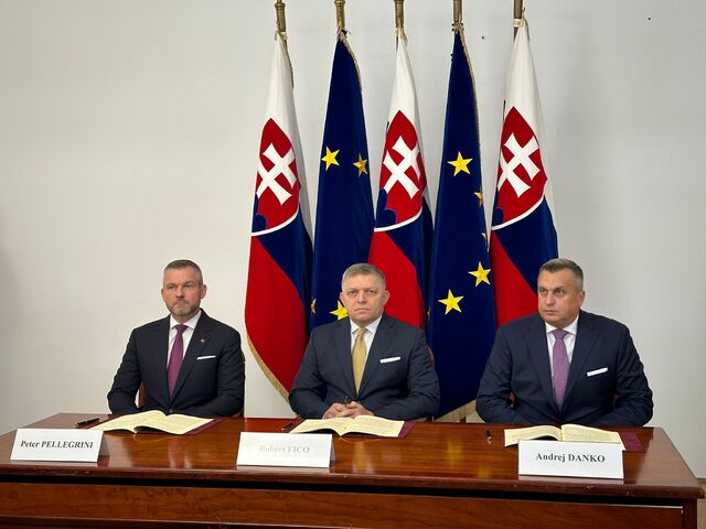 Vláda je na spadnutie. Lídri Smeru, Hlasu a SNS podpísali koaličnú dohodu, Fico oznámil prerozdelenie ministerstiev, strany reagujú