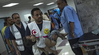 Svedectvo z nemocnice v Pásme Gazy: Lekári sú vyčerpaní, ľudia sa boja pochovať svojich blízkych