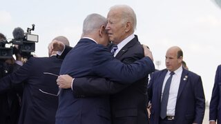 Biden pricestoval do Izraela. Spolu s Netanjahuom vyzvali svet, aby sa spojil v boji proti Hamasu