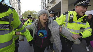 Greta skončila v rukách polície. Aktivistku Thunbergovú obvinili z narušenia verejného poriadku