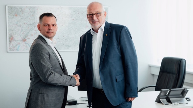 Sven Reinhard (vľavo) na poste generálneho riaditeľa vystriedal Paula Paulsa