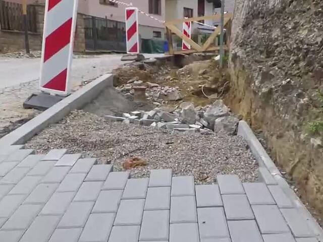 Rozkopali cestu a odišli. Obyvatelia mestskej časti Ilavy sú nahnevaní 