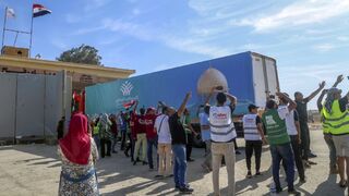 Sedemnásť kamiónov. Cez Rafah prešiel do Gazy druhý konvoj s humanitárnou pomocou