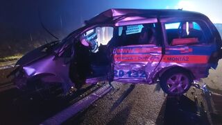 Tragická nehoda pri Považskej Bystrici. Vodič z neznámych príčin stál kolmo cez dva pruhy