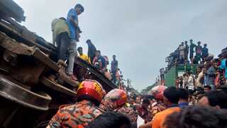 Telá vyťahujú z trosiek. V Bangladéši sa zrazili dva vlaky, hlásia zranených aj obete