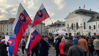 V Bratislave sa konal protest na podporu Huliaka, ľudia podpisovali petíciu. Pozrite si, ako to tam vyzeralo