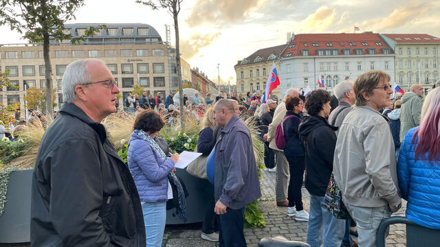 Ľudia podpisujú petíciu