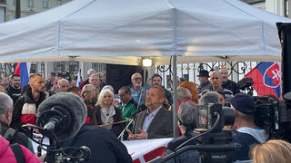 Harabin chce byť hlavou štátu. Na proteste za Huliaka zbieral podpisy na prezidentskú kandidatúru