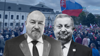 Z divočiny do parlamentu? Hanlivé heslá, hymna a hrdina v pozadí. Boli sme na proteste za Huliaka