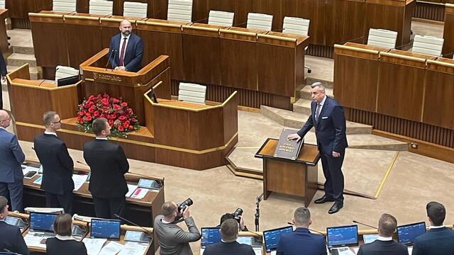 Líder SNS Andrej Danko pri skladaní sľubu.