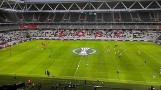 Slovan podľahol Lille na jeho pôde 1:2. Počas zápasu získali belasí zbytočnú červenú kartu