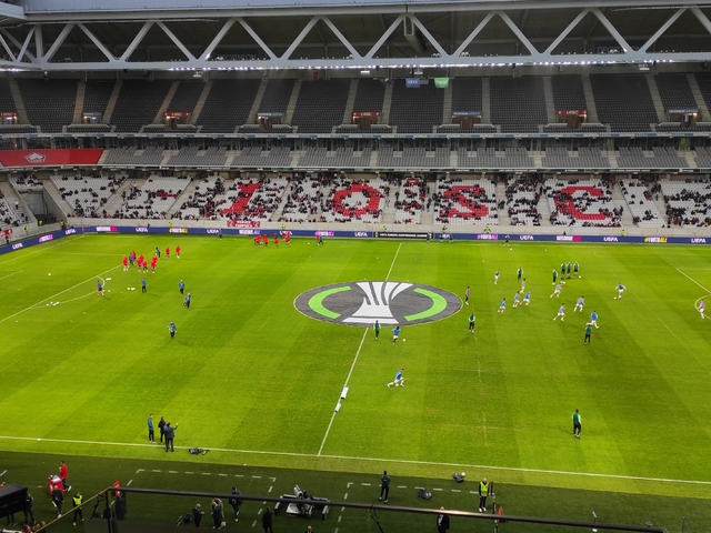 Slovan podľahol Lille na jeho pôde 1:2. Počas zápasu získali belasí zbytočnú červenú kartu