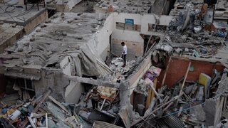 Tisíce ľudí v obliehanej Gaze prenikli do skladov s humanitárnou pomocou