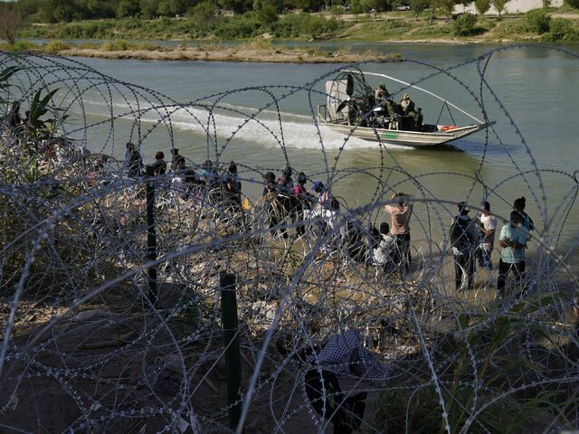 Nepáči sa nám tu, žiadame o presunutie. Protestujúci migranti bránili presunu lodí a plavidiel