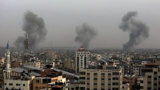 Izrael by mal rozlišovať medzi teroristami a Hamasom, odkazujú USA. Sunak a Macron sa zhodli ohľadom humanitárnej pomoci