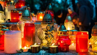 Začiatok novembra charakterizuje spomienka na zosnulých. Veriaci po celom svete sa modlia za duše v očistci