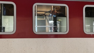 Vo vlaku na Spiši dobodal cestujúci ženu. Spievodkyňa zastavila krvácanie závesom
