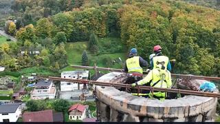 Dominanta Trenčianskych Teplíc sa postupne stráca. Stavebníci ručne rozoberajú vysoký komín