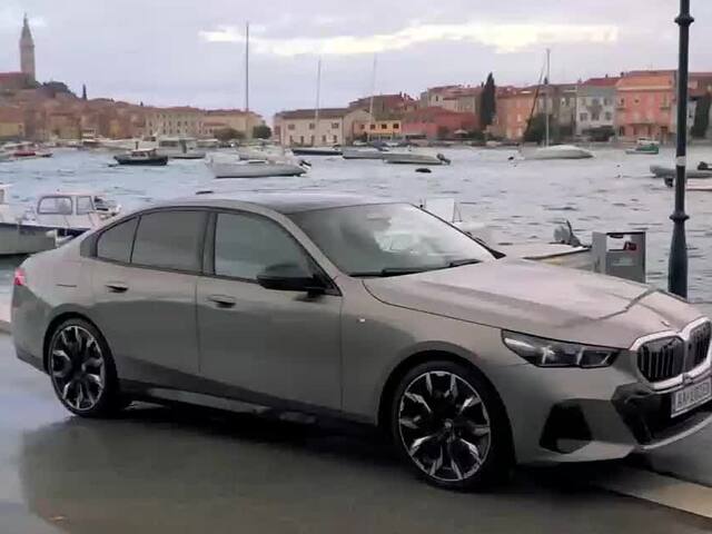 Motoring: Ako funguje nový hybridný pohon v Corolle Cross a čo aktuálne najrýchlejšie elektrické BMW, ako jazdí?   