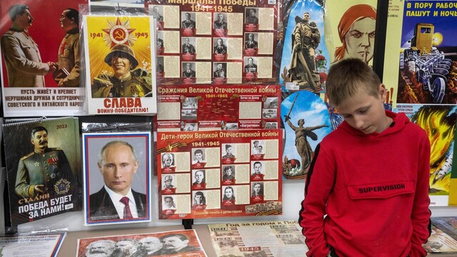 Chlapec obzerajúci si suveníry pri Múzeu Veľkej vlasteneckej vojny v Moskve. 