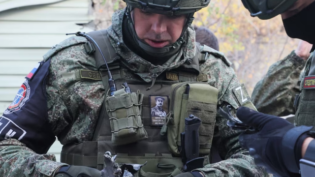 Vojenský vyšetrovateľ s nášivkou Josifa Stalina a slovami: "Keď som bol pri moci, toto sa nestávalo."