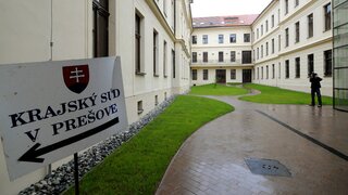 Súd poslal za mreže 29 ľudí z nelegálnej výrobne cigariet pri Prešove. Ide o Ukrajincov a Bielorusa