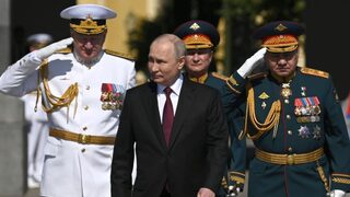 Na archívnej snímke zľava ruský minister obrany Sergej Šojgu, ruský prezident Vladimir Putin a veliteľ ruského námorníctva admirál Nikolaj Anatoljevič Jevmenov..