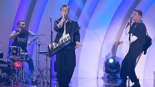 Svoju nespokojnosť dal patrične najavo. Bubeník odohral celé vystúpenia bez paličiek