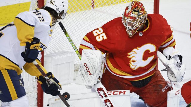 Jacob Markström likviduje zákrok Tommyho Novaka z Nashvillu