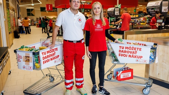 thumbnail_Do zbierky sa zapojili dobrovoľníci z SČK aj z Kauflandu.jpg