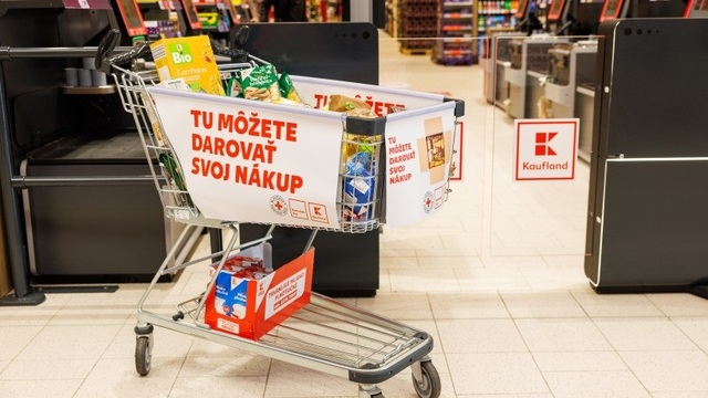 thumbnail_Potravinová zbierka foto Kaufland 1.jpg