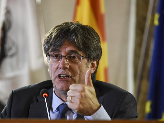 Puigdemont sa vrátil a zmizol. Bývalý katalánsky premiér čelí zatykaču