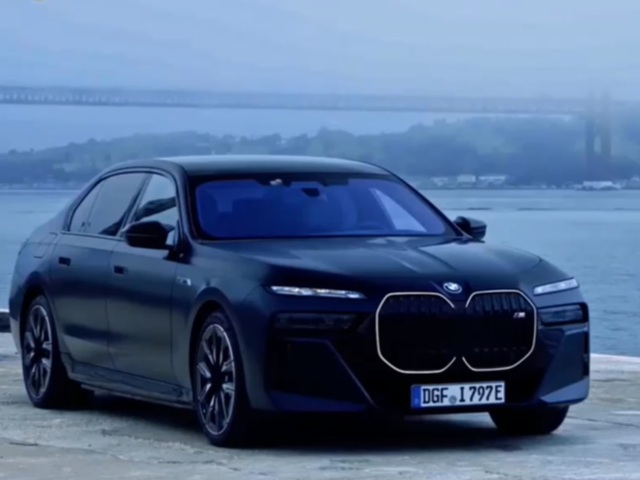 Vyskúšali sme aktuálne najrýchlejšie elektrické BMW, ako jazdí?