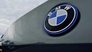 Po Košiciach sa premáva auto so značkou, ktorá odkazuje na Moskvu a ruskú inváziu. Polícia problém nevidí 